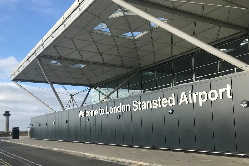 Một cựu tuyển thủ Anh bị bắt tại sân bay Stansted